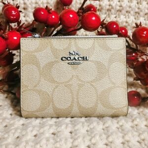 NWT Coach Bifold Wallet In Signature Canvas 🎁🎄